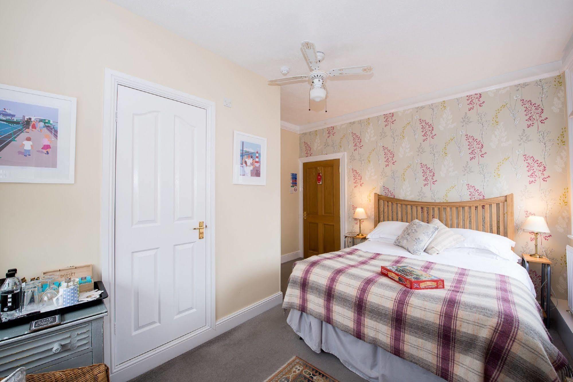 The Maples Bed and Breakfast Hythe  Exteriör bild