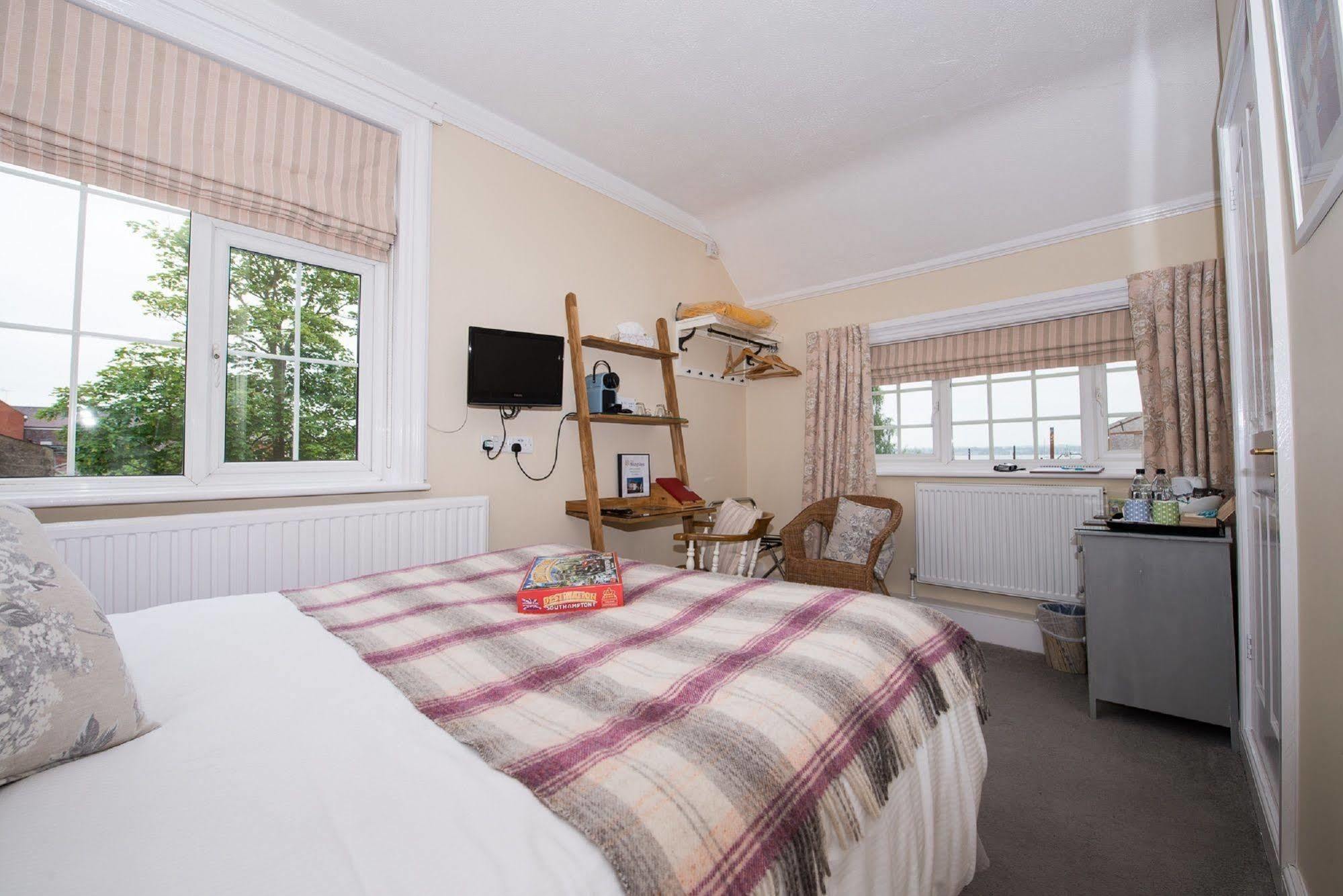 The Maples Bed and Breakfast Hythe  Exteriör bild